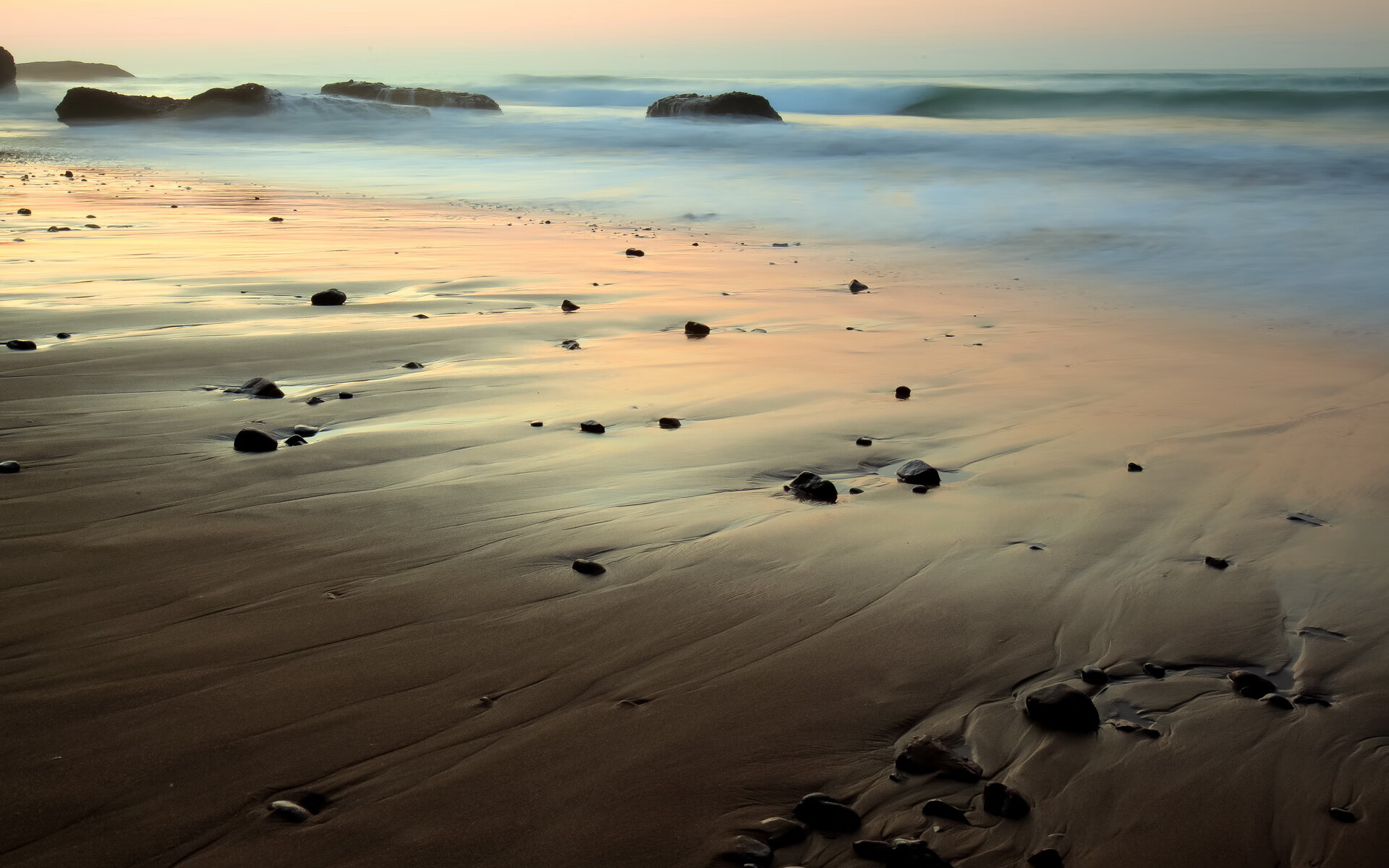 “荒漠之王:金色沙丘上的生死追逐”,沙漠金色是什么颜色