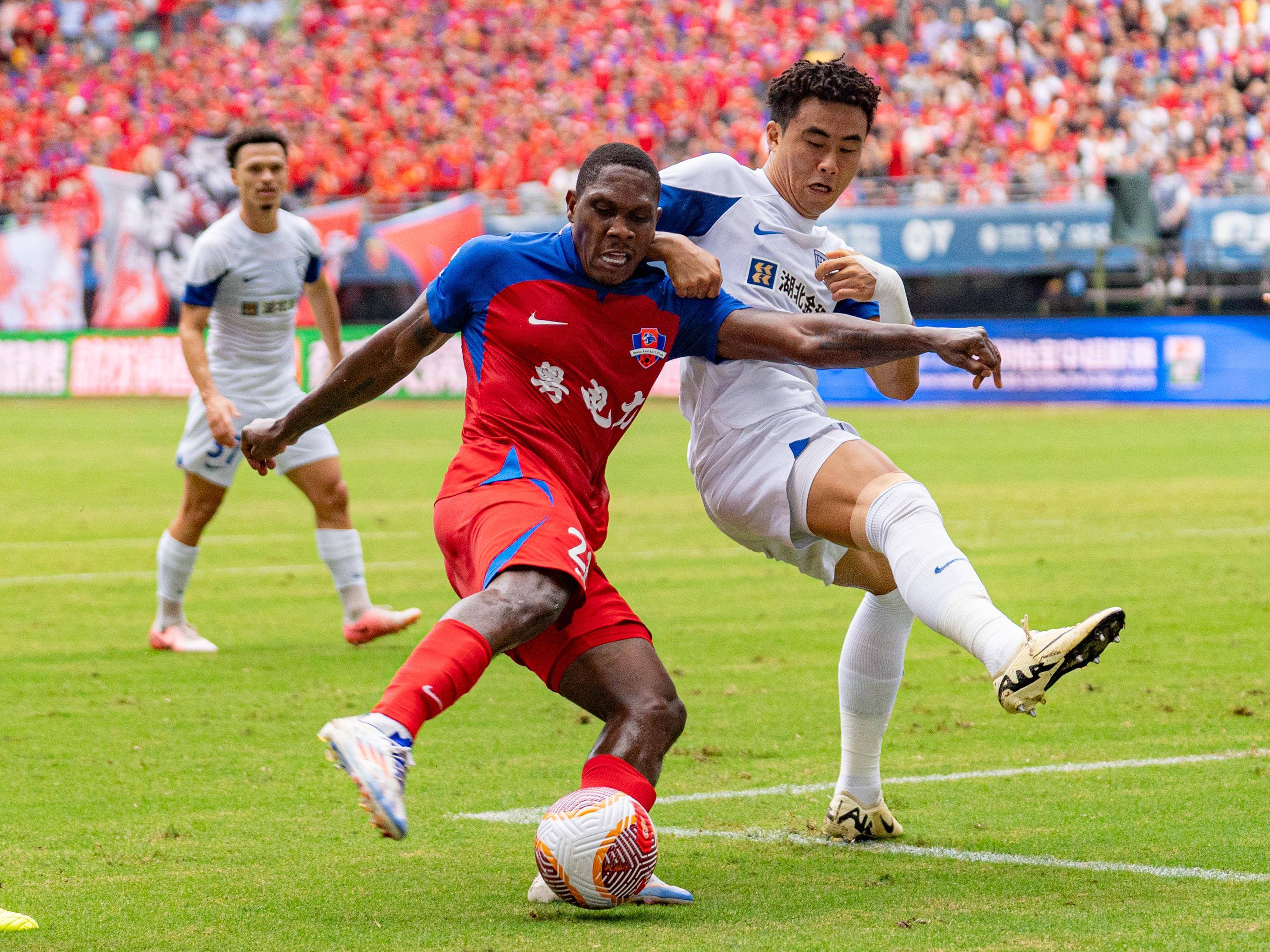 包含B体育APP：中超联赛新赛季揭幕，球迷热情高涨的词条