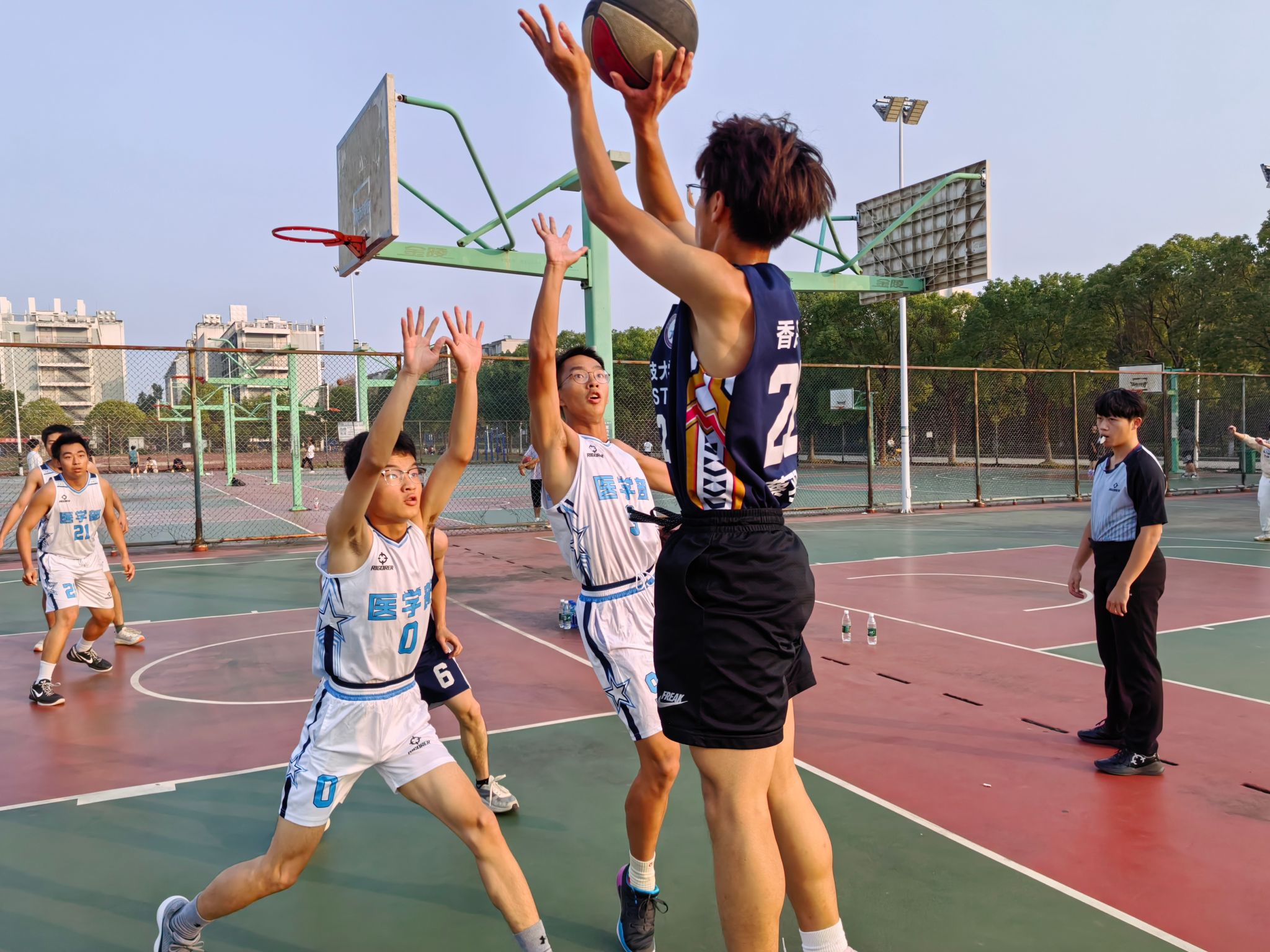 包含B体育官网：校园篮球联赛精彩落幕，青春活力闪耀赛场的词条