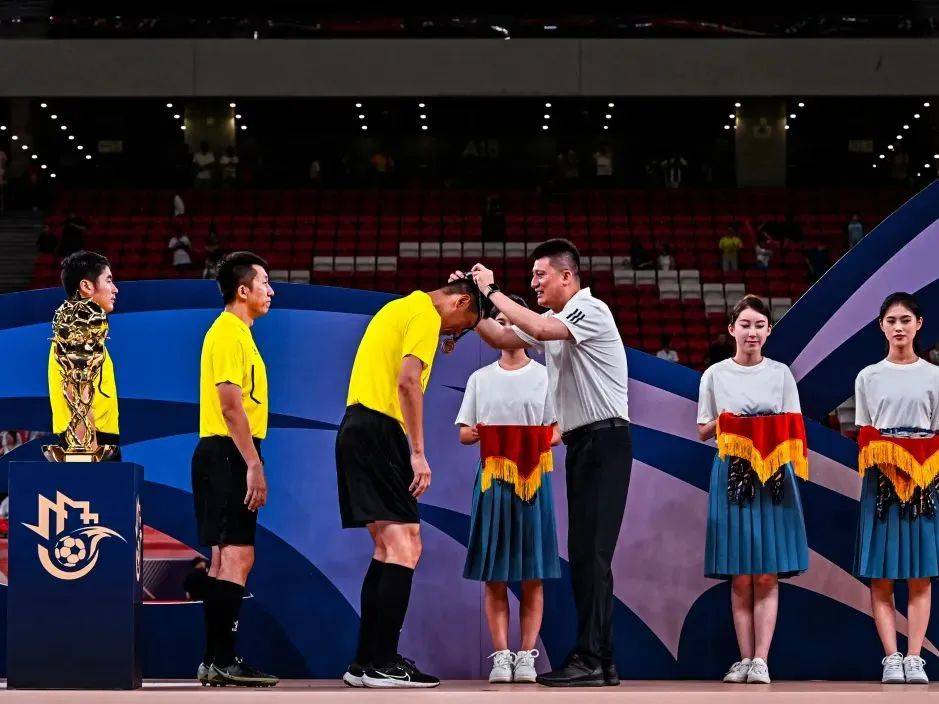 包含B体育APP：中国足球青少年赛事“明日之星杯”圆满落幕的词条